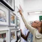 Visitantes conhecem os mosaicos de fotografias históricas expostos na Casa do Cooperado.