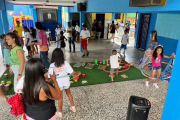 Para abrir as comemorações, no dia 1º de abril  foi realizada uma programação intensa na Escola Municipal Hugo Werneck, localizada no Morro das Pedras, que é sede da Escola de Artes Instituto Unimed-BH. Houve a participação de 27 voluntários, que apoiaram em todas as atividades, apresentações de grupos artísticos, cabine de fotos, brincadeiras com a equipe do Museu dos Brinquedos e intervenção dos palhaços da Sociedade do Riso, além de lanche especial para a comunidade, incluindo o bolo de aniversário.