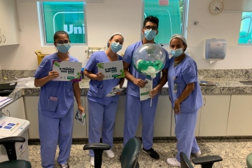 A equipe do Instituto Unimed-BH visitou as unidades assistenciais em abril, para agradecer os colaboradores que, com sua adesão ao Programa Sociocultural, fazem parte dos 20 anos de história. Na foto, colaboradores da Unidade Pedro I.