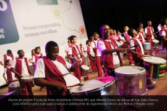 Alunos do Projeto Escola de Artes do Instituto Unimed-BH, que oferece cursos de dança de rua, balé clássico, coral infantil e percussão para crianças e adolescentes do Aglomerado Morro das Pedras e Região Leste.