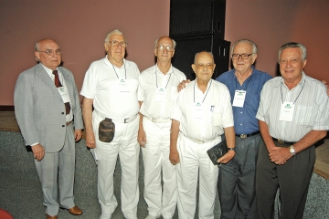 Alguns fundadores, como Clarindo Elesbão (primeiro à esquerda), seguido de José Laurentys de Medeiros e Jairo Carvalhais Câmara celebrando a ampliação do benefício Pró-Família em assembleia – 2005.