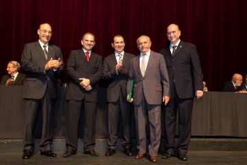 Posse da Diretoria e lançamento do livro histórico Crescimento & Participação. Calil Fouad Nicolau Cury recebe o primeiro exemplar, em reconhecimento à dedicação dos fundadores à Cooperativa no decorrer da história – 2014