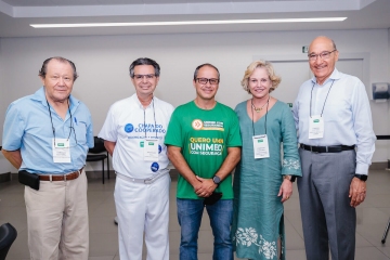 Os membros da comissão eleitoral com os cooperados Frederico Peret e Nilcio Cunha Lobo Jr., representantes das chapas - 08.03.2022