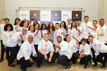 Formatura da primeira turma do Curso Técnico em Gastronomia do INHAC (Instituto de Hospitalidade e Artes Culinárias). A cerimônia aconteceu no Centro de Referência do Queijo Artesanal (CRQA), em Belo Horizonte, e marcou o início de uma nova jornada para 58 jovens no universo da gastronomia - 20/05/2025 Formatura da primeira turma do Curso Técnico em Gastronomia do INHAC (Instituto de Hospitalidade e Artes Culinárias). A cerimônia aconteceu no Centro de Referência do Queijo Artesanal (CRQA), em Belo Horizonte, e marcou o início de uma nova jornada para 58 jovens no universo da gastronomia - 20/05/2025